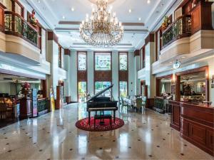 曼谷長榮桂冠酒店（曼谷）的中间设有钢琴的宏伟大堂