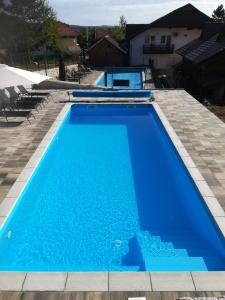 格拉博瓦茨克里斯迪克公寓式酒店的庭院里的一个蓝色的游泳池