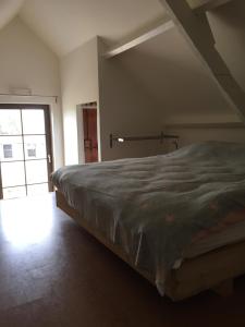 DranouterEeuwenhout vakantiedomein的一间卧室,卧室内配有一张大床