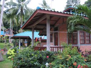 湄南海滩哈纳雷花园度假屋的花园内带门廊的砖屋
