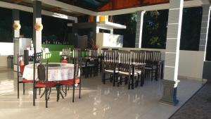 BajawaBajawa-Roo Hotel的餐厅设有桌椅和桌椅