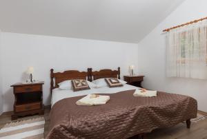 斯潘卡卢卡Apartment Kod Jadranke的一间卧室配有一张床,上面有两条毛巾