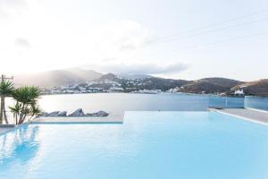 伊奥斯乔拉伊奥斯海风酒店的享有水体景致的游泳池