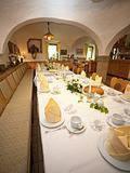 利希滕海恩利希滕海恩伯格霍夫酒店的餐厅的一张长桌,有白色的台面