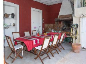 蒙彼利埃Villa Cemaste的一间设有桌椅和红色墙壁的餐厅