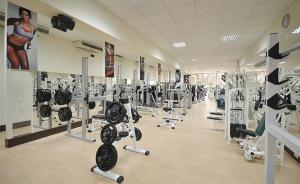 蒂米什瓦拉欧陆酒店的健身房拥有许多跑步机和机器