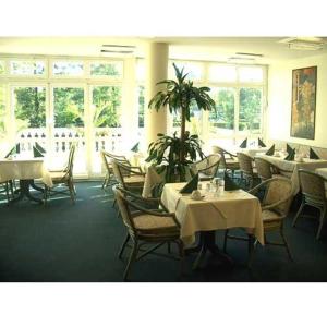 柏林库勃拉特河畔施普雷酒店的用餐室设有桌椅和窗户。