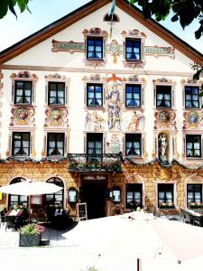 加尔米施-帕滕基兴瑞安萨森祖玛酒店的一面有画作的建筑