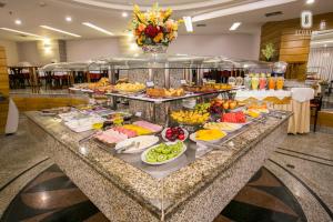 里约热内卢斯科里亚尔里约酒店的包含多种不同食物的自助餐