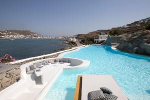 奥诺斯Dreambox Mykonos Suites的海景游泳池