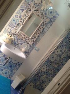 马里迪莫Camera matrimoniale LA LAMPUGA的一间带水槽和镜子的浴室