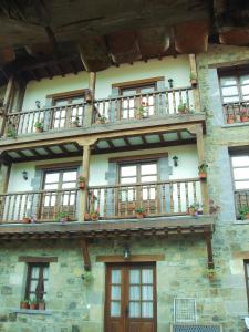 Aliezo约瑟芬娜乡村度假屋的一座石头建筑,设有窗户和阳台