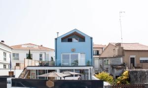 埃斯波森迪EsposendeGuesthouse的蓝色房屋 - 带遮阳伞阳台