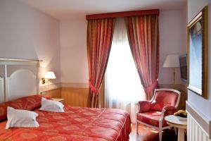 克卢日-纳波卡贝芬酒店的酒店的客房 - 带一张床、椅子和窗户