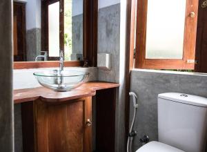 尼甘布维拉塔普洛班住宿加早餐旅馆的一间带碗水槽和卫生间的浴室