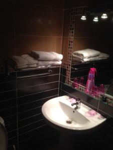 RibatajadillaHotel Rural El Cuco的浴室配有盥洗盆、镜子和毛巾