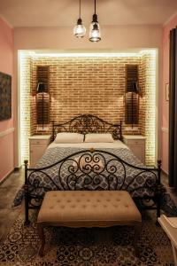 纳夫普利翁pension Acronafplia B&D的一间卧室设有一张床和砖墙