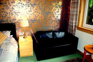 德拉姆纳德罗希特托尔克罗福特旅馆的卧室配有黑色皮椅,靠墙
