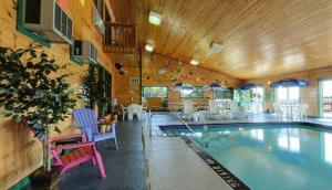 Americas Best Value Inn - Duluth Spirit Mountain Inn内部或周边的泳池