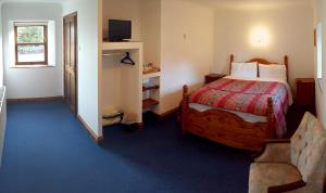 斯坦厄普Belle Vue Country的卧室配有床、椅子和窗户。