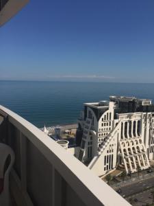 巴统Orbi residence design studio的从阳台欣赏靠近大海的建筑的景色