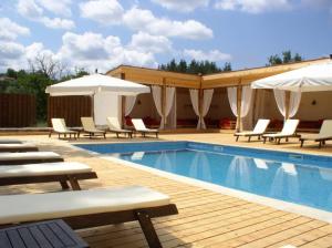 阿普里尔齐帕阿维恩酒店的一个带躺椅和遮阳伞的游泳池