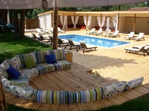 阿普里尔齐帕阿维恩酒店的游泳池畔甲板上的沙发