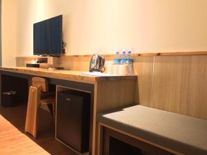台东綺麗商旅園區館的客房设有带电脑和电视的书桌。
