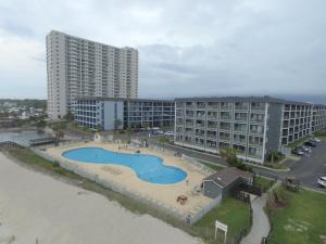 默特尔比奇Myrtle Beach Resort- Unit A 428的享有带游泳池和建筑的度假村的空中景致