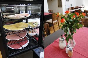 莱利斯塔德德兰格亚莫尔酒店的桌上装有食物和花瓶的冰箱
