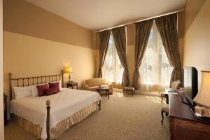 拉斯维加斯历史悠久的广场酒店的酒店客房,配有床和电视