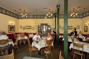 拉斯维加斯历史悠久的广场酒店的一群坐在餐厅桌子上的人