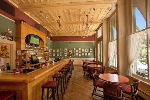 拉斯维加斯历史悠久的广场酒店的一间带桌椅的餐厅和一间酒吧