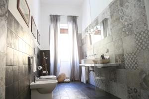 莱切Dimi House的一间带卫生间和水槽的浴室