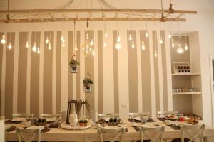 莱切Dimi House的用餐室配有桌椅和灯光