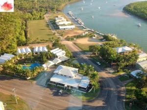LucindaHinchinbrook Resorts Management Pty Ltd的水边度假村的空中景观