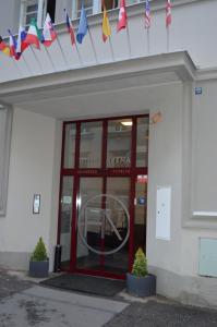 布拉格竞技场酒店的一座建筑,上面有一面红门,上面有旗帜