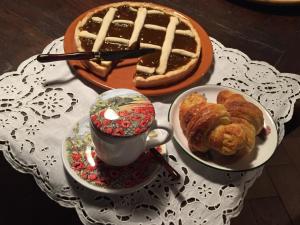波马兰切La Fattoria di Valentina的桌子上放着蛋糕和咖啡