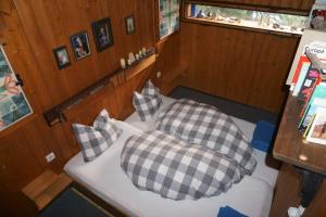 SchwaigAlmhaus Goldeck的船上的卧室配有两个枕头