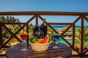 达累斯萨拉姆South Beach Resort的一张桌子,上面放着一篮水果和酒杯