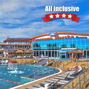 雅罗斯瓦维茨Aquapark Health Resort & Medical SPA Panorama Morska All Inclusive的全包式度假酒店 - 带游泳池