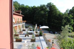 奥尔塔圣朱利奥Hotel Bocciolo的阳台,带植物庭院的建筑