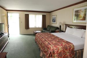 圣约翰斯堡费尔班克斯酒店的酒店客房设有一张大床和一张沙发。