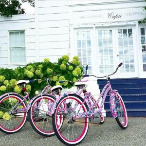 南安普敦南安普敦卡普里宾馆的停在房子前面的四辆粉红色自行车