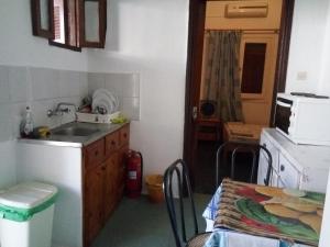 利普西岛Marina's Rooms的一个带水槽和桌子的小厨房