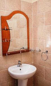 金贾Royal Park Hotel的一间带水槽和镜子的浴室