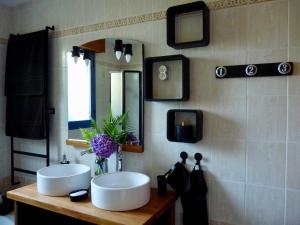 圣吕奈尔Suite à 800m de la plage的浴室设有2个白色水槽和镜子