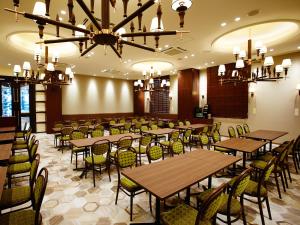 大阪S.Training Center Hotel Osaka的一间带桌椅和吊灯的用餐室