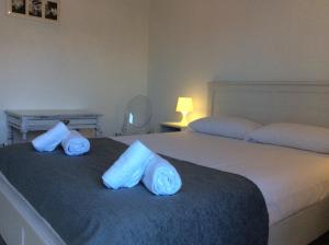 圣塞瓦斯蒂安Alderdi Eder的一间卧室配有两张带蓝色枕头的床