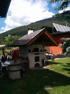 施泰纳赫布伦纳玛丽亚度假屋的院子里有比萨饼烤箱的建筑